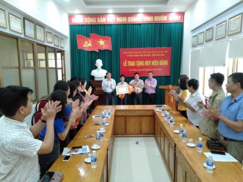 Lễ trao tặng huy hiệu Đảng